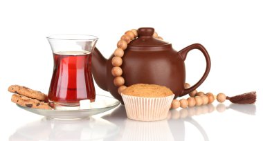 Türk çayı ve üzerinde beyaz izole çaydanlık bardak