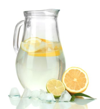 kireç, limon ve beyaz izole sürahi buz soğuk su