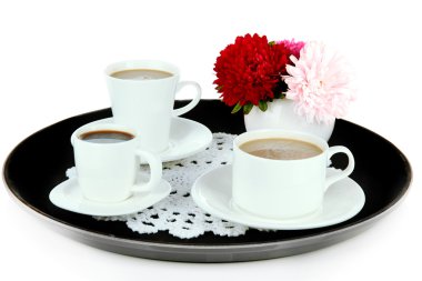 Kahve üzerine beyaz izole tepsi