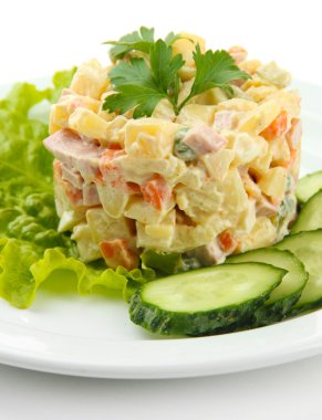 Geleneksel Rus salatası Olivier, beyaz üzerine izole edilmiş.
