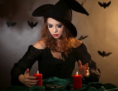 koyu arka plan üzerinde Halloween cadı