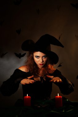 koyu arka plan üzerinde Halloween cadı