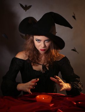 koyu arka plan üzerinde Halloween cadı