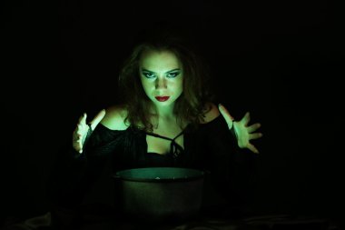 siyah arka plan üzerinde Halloween cadı