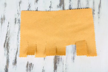 Kağıt ahşap zemin üzerinde reklamlar için