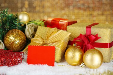 hediye kutuları ile parlak zemin üzerine masada boş etiket ve yılbaşı süsleri
