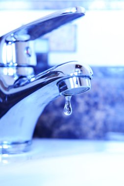 seramik lavabo ile krom fikstür, yakın çekim
