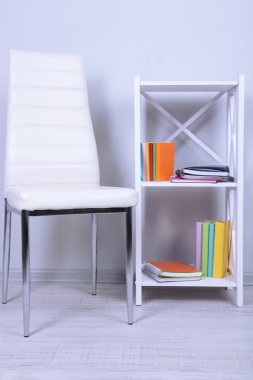 modern renkli sandalye, ahşap stand, duvar fon üzerine kitap ile güzel iç