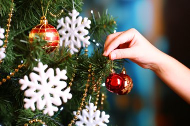 Parlak arkaplanda Noel ağacı süsleme