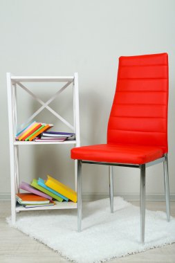 modern renkli sandalye, ahşap stand, duvar fon üzerine kitap ile güzel iç