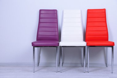 Modern renkli sandalyeler duvar zemin üzerine