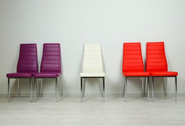 Modern renkli sandalyeler duvar zemin üzerine