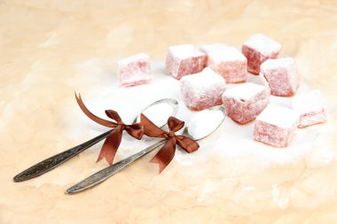 kahverengi zemin üzerine pudra şekeri ile lezzetli oryantal tatlılar (Türk lokumu)