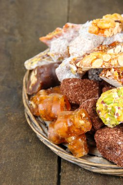 gri ahşap zemin üzerine lezzetli oryantal tatlılar