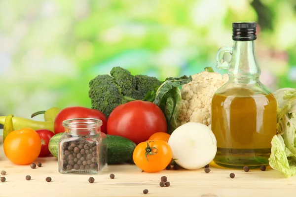 Verduras frescas en cesta sobre mesa de madera sobre fondo natural —  Fotos de Stock