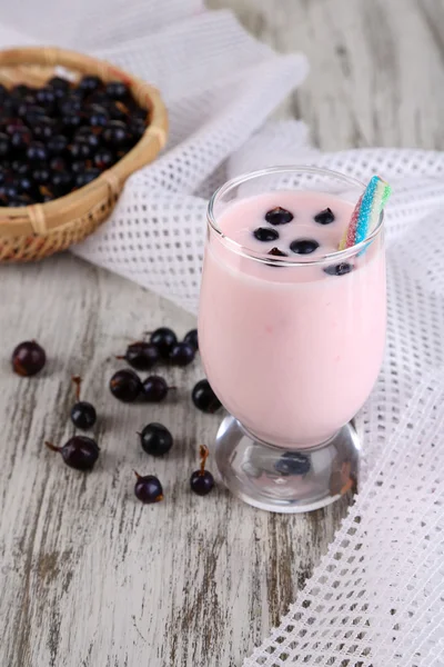 Delicioso batido de leche con mora en la mesa de madera de cerca —  Fotos de Stock