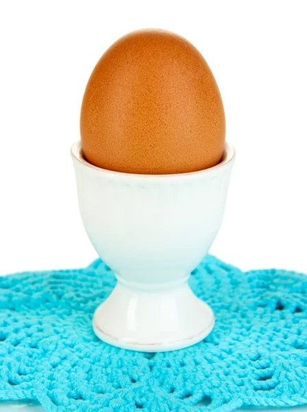 Hele gekookt ei in egg cup geïsoleerd op wit — Stockfoto