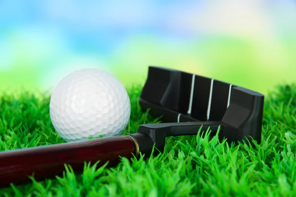 Golf ball and driver on green grass outdoor close up — Stock Photo, Image