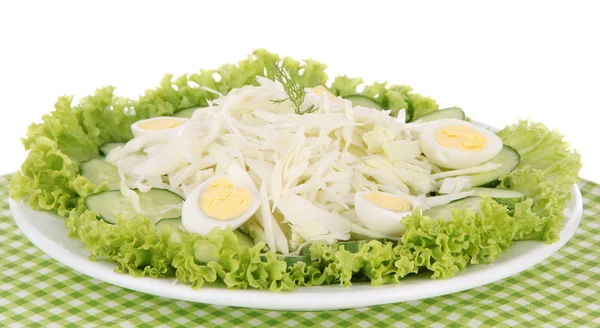 Délicieuse salade aux œufs, chou et concombres, isolée sur blanc — Photo