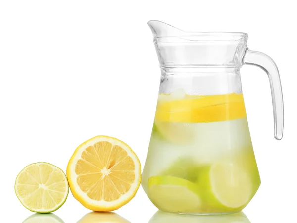 Eau froide avec citron vert, citron et glace dans un pichet isolé sur blanc — Photo