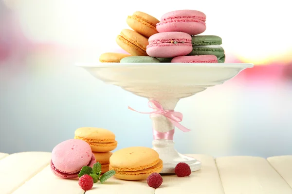 Macaroons suaves em vaso na mesa no fundo claro — Fotografia de Stock