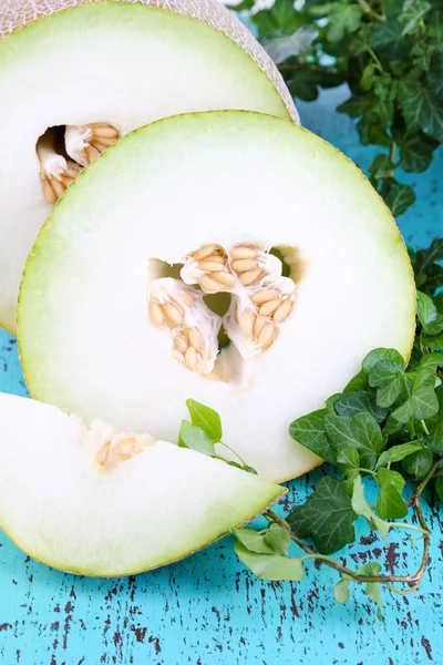 Reife Melonen auf Holztisch in Großaufnahme — Stockfoto