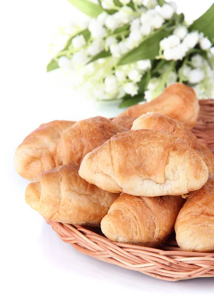 Gustosi croissant su stuoia di vimini isolati su bianco — Foto Stock