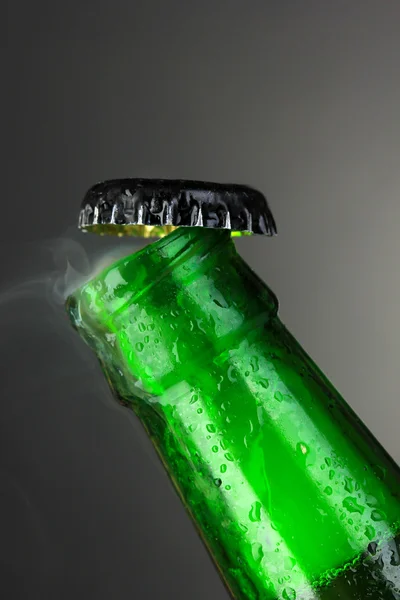 オープン暗い背景にウェット ビール瓶のトップ — ストック写真