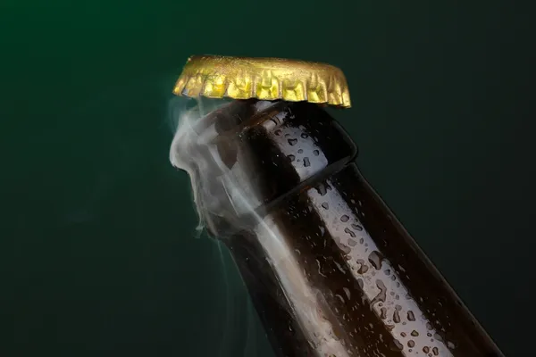 オープン暗い背景にウェット ビール瓶のトップ — ストック写真