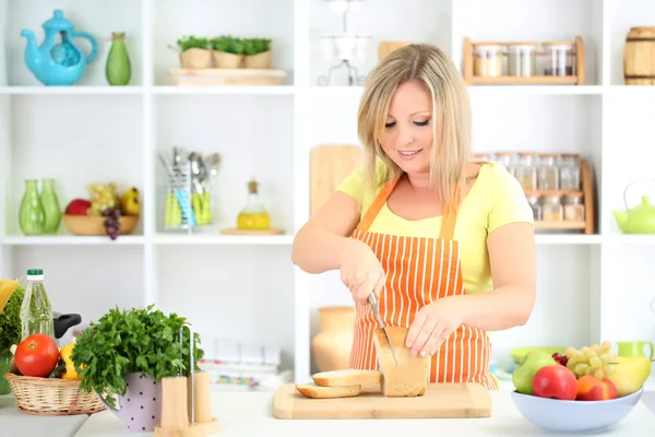 Feliz mujer sonriente en la cocina preparándose para una comida saludable —  Fotos de Stock
