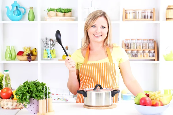 幸福微笑的女人，在厨房里准备健康的一餐 — 图库照片