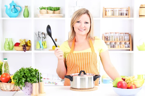 Feliz mujer sonriente en la cocina preparándose para una comida saludable —  Fotos de Stock