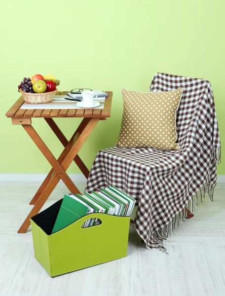 Tijdschriften en mappen in groene vak op tafel op kamer — Stockfoto