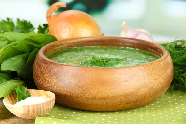 Sopa de espinafre saborosa, na mesa de madeira — Fotografia de Stock