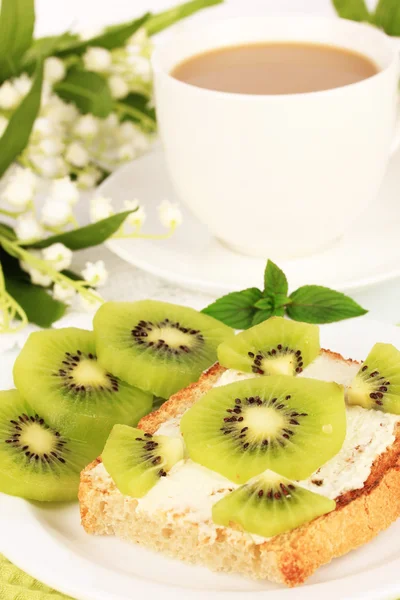 Delicious toast with kiwi on table close-up — Stock Photo, Image