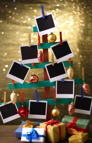 Árbol de abeto hecho a mano de madera con papel fotográfico vacío y decoración de Navidad sobre fondo brillante — Foto de Stock