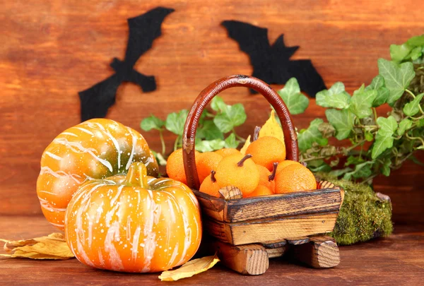 Composizione Halloween su sfondo marrone in legno — Foto Stock