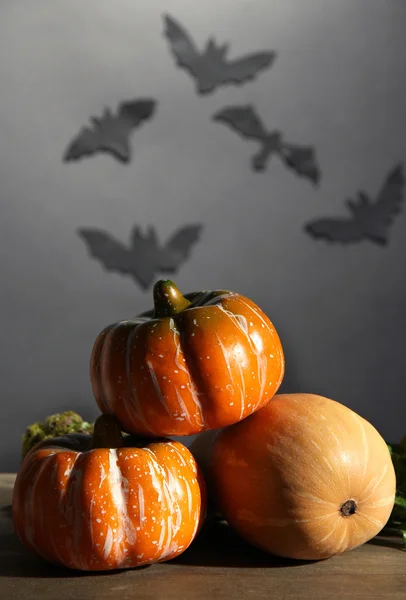 Composição de Halloween no fundo cinza escuro — Fotografia de Stock