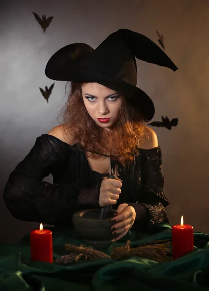 Halloween čarodějnice na tmavém pozadí — Stock fotografie