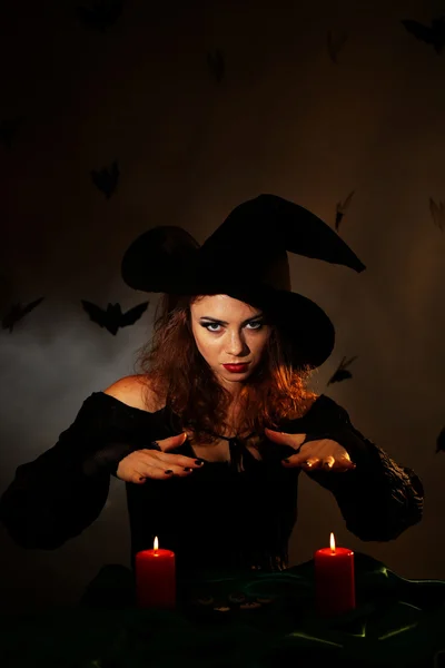 Koyu arka plan üzerinde Halloween cadı — Stockfoto