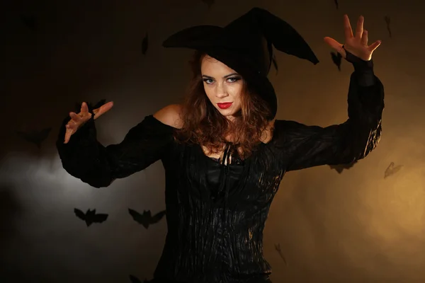 Halloween čarodějnice na tmavém pozadí — Stock fotografie