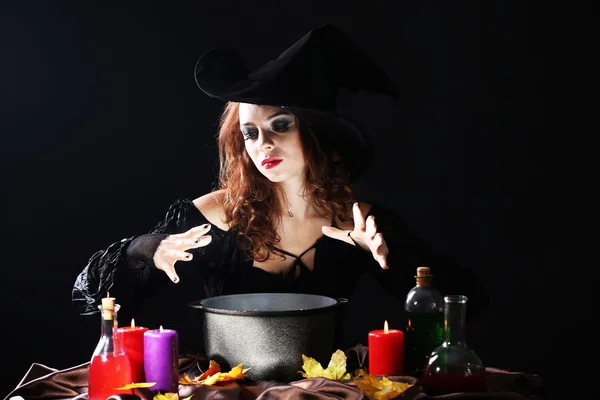 Хэллоуинская ведьма на черном фоне — стоковое фото