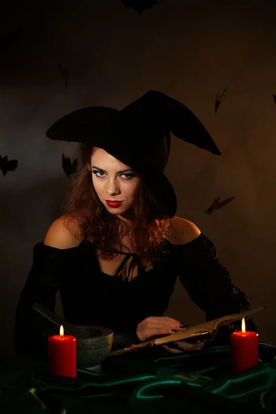 Halloween häxa på mörk bakgrund暗い背景にハロウィーンの魔女 — Stockfoto