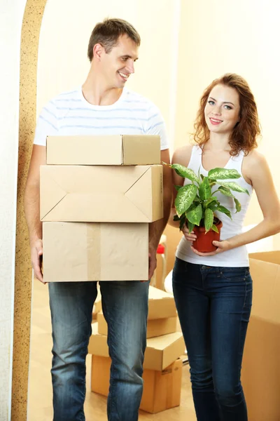 若いカップルの新しい家に移動します。 — Stockfoto