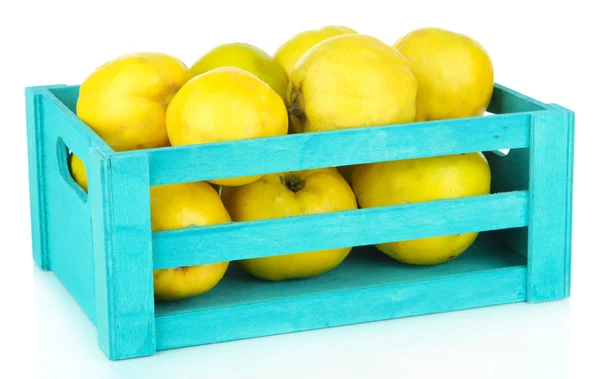 Söt kvittenfrukter i trälåda isolerad på vit — Stockfoto