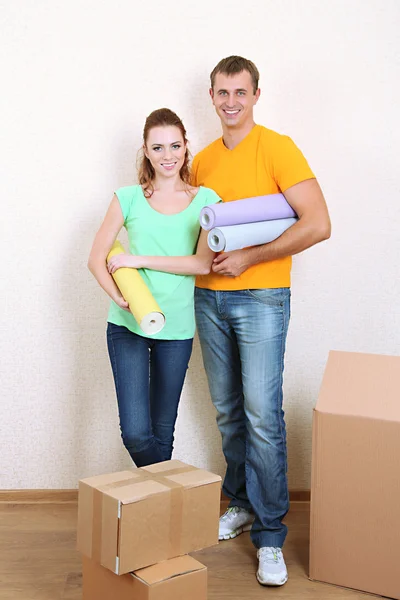 Pareja joven haciendo renovación en casa nueva — Foto de Stock