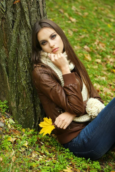 Mujer triste solitaria en el parque — Foto de Stock