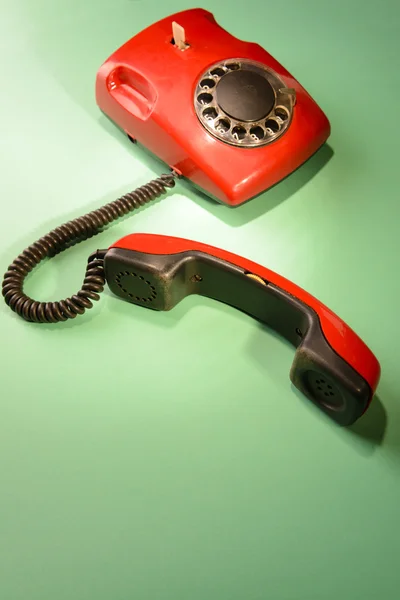 Röd retro telefon, på färgbakgrund — Stockfoto