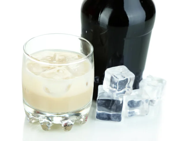 Likier Baileys w butelki i kieliszki na białym tle — Zdjęcie stockowe