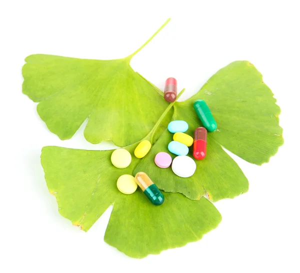 Ginkgo biloba leaves and pills isolated on white — Stock Photo, Image